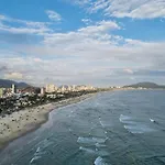 Guarujá Enseada 8 lugares a meia quadra da praia